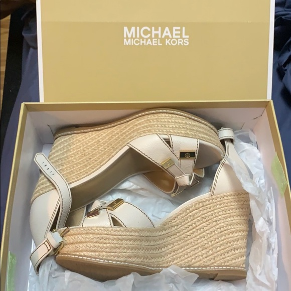 Sold!!!MK Wedge - Picture 2 of 6